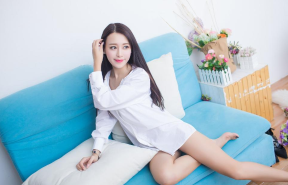 清纯女学生的模样，身材、肌肤也是相当的不错，从审美的角度看，确实展现了女性的天生美。